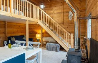 Walliswood Lodge - Wood Burner, Air Con & Wi-fi, Rural Retreat - Foto 1