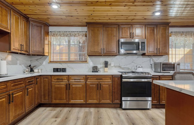 Pinetree Place by Avantstay Group Cabin w/ Hot Tub Minutes to the Lake - Photo 92