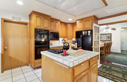 Lake Tahoe Family Home with Hot Tub and Game Room! - Foto 11