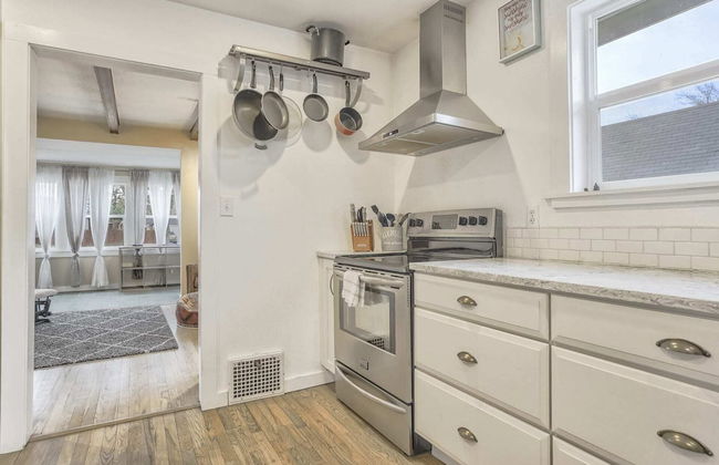 2BR Central Location Big Backyard & Dog Friendly! - Photo 9