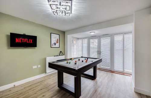 Stunning Detached House with Driveway Parking, Office Room, Self-Check-In, Fast WiFi and Smart TV with Sky and Netflix by Yoko Property - Photo 39