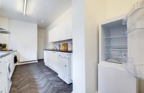 Solace Nights - Large Modern House - 4 Bedrooms - Near M6 & Spaghetti Junction - Fast WiFi - Netflix - Photo 4