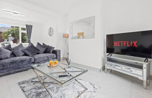 4 Bed Home sleeps 7 close to Cheshire Oaks Princes Rd - Photo 1