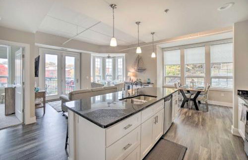 Luxe Manistee Condo with Balcony and River Views! - Foto 10