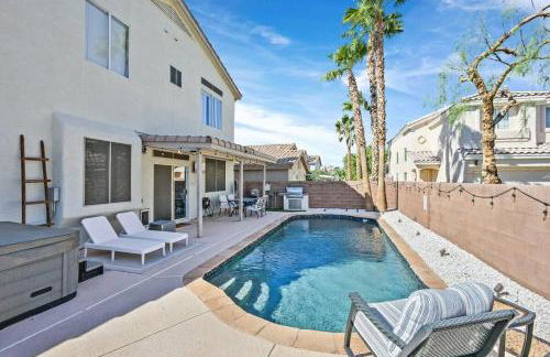 Stunning 4BR Getaway w Pool, Hot Tub, & Firepit - Foto 25