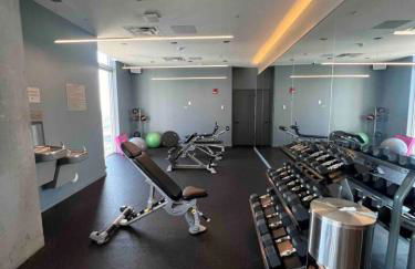 Art-filled Loft 180 Views, Rooftop Pool, Parking - Foto 18