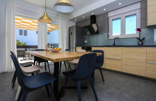 Villa Lumaka Sun - Amazing Home In Brodarica with 4 Bedrooms, Wifi, Outdoor Swimming Pool and Heated Swimming Pool - Photo 12