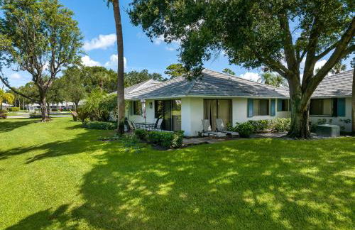 Luxurious Golf Retreat Villa in PGA National! - Photo 29