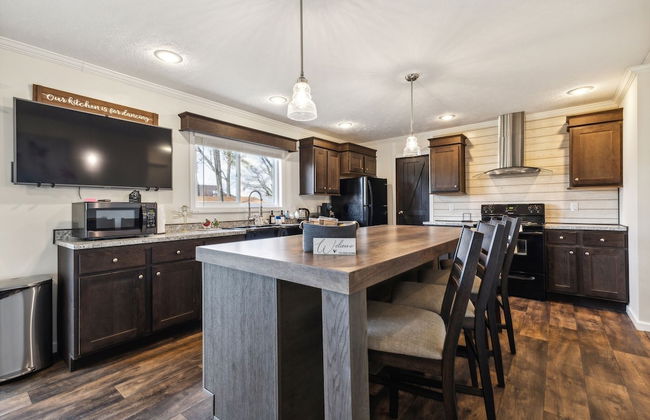 Sunsets & Serenity: Port Clinton Waterfront Stay 3 Bedroom Home - Photo 1