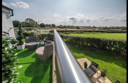 Stunning views, Hot tub, 5 mins to Chester - Photo 26