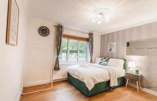 Elegant 5-Bed Home, Families & Friends, Sleeps 6, Parking, Free Wi-Fi - Foto 3