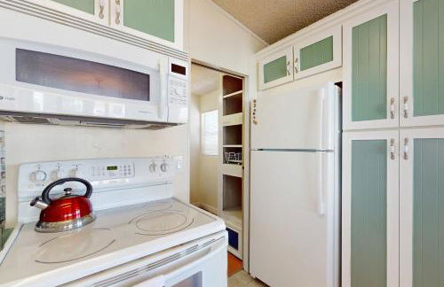 Pools and Pickleball! Dog-Friendly Home in Surprise - Foto 10