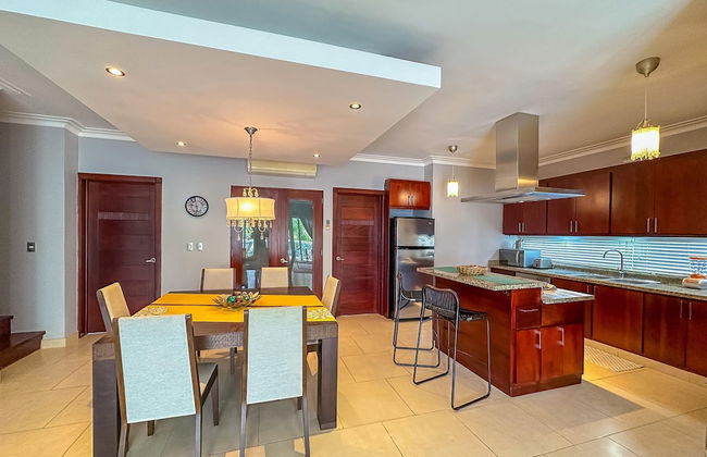 Incredible 3 BR Penthouse w BBQ Jacuzzi - Photo 25