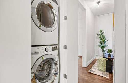 Mid-Century Stay 5BR and 5 Baths w PS5 & Laundry - Foto 30