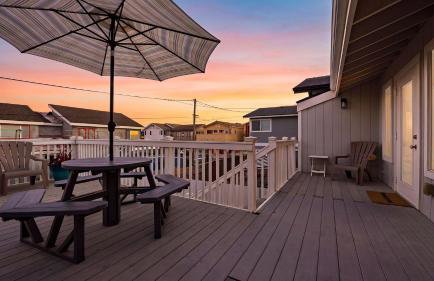 Steps to Beach w/ Patio+deck Foosball Happy Bottom Beach House by Avantstay - Foto 57