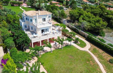 Waterfront 5BR Villa near Porto Heli by JJ Hospitality - Foto 2