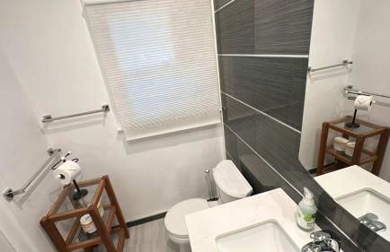 Oak Manor - Chic & Stylish 2BR Apartment Retreat - Photo 19