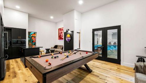 Arcade Playground Indoor Pool Hot Tub Firepit Minutes from Dollywood National Parks 2 Suites at Firefly Mountain Lodge by AvantStay - Foto 5, Other