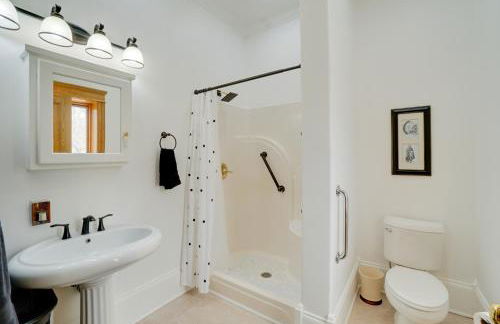 Spacious McArthur Home Private Hot Tub and Pond! - Photo 15