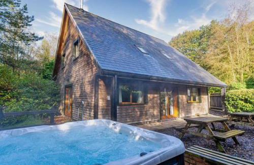 Norbury, woodland lodge with hot tub for 12 - Foto 1