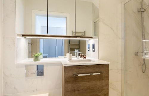 Elegant 2 Bed Flat with Balcony in Finchley - Photo 36