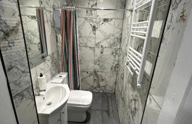 Spaghetti House 6 Bedroom with Large Off-Road Driveway Great for Crews in Vicinity of Starcity and City Centre - Foto 16