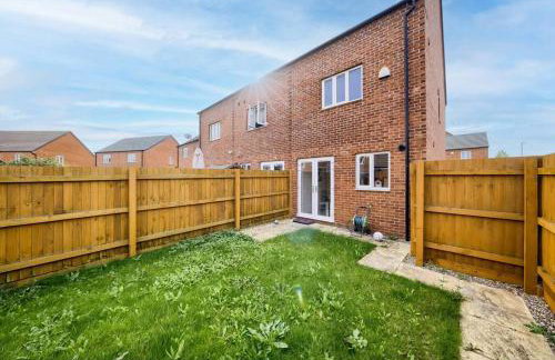 3 BedRoom house, Sleeps 6 with Full Kitchen, Garden and Free Parking - FREE Wi-Fi near Milton Keynes Bowl - Foto 15