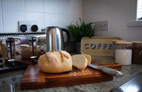 Characterful Cottage - Sleeps 6 - Parking - High Street - Photo 23