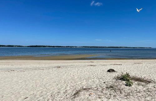 Hamptons Beach House, 5-minute walk to Bay Beach - Foto 10