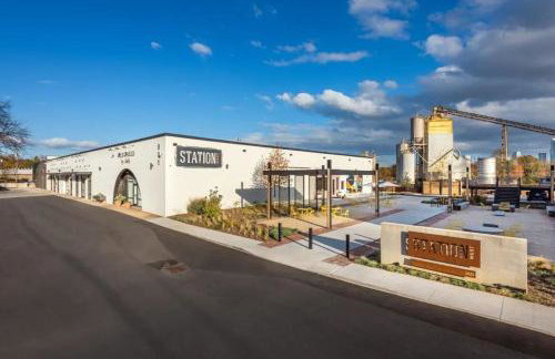 2BR Home with Fenced Backyard, Minutes to Uptown - Foto 9