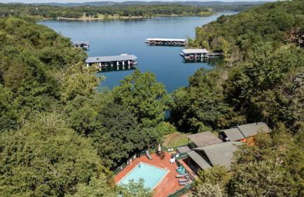 Table Rock Lake Cabin - The Cedars #1 with Lake Access Hot Tub Outdoor Pool - Foto 15