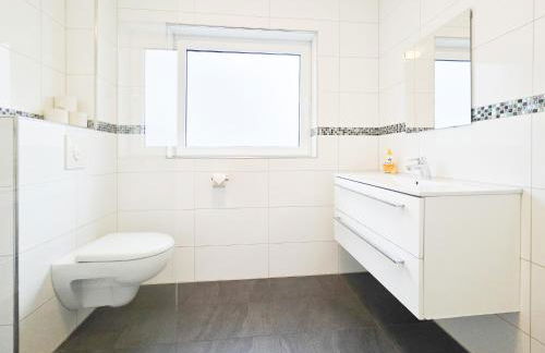 Tolstov House - 6 Zimmer Haus - große Küche - Garten - Parkplatz - 25min Messe DUS - Foto 29