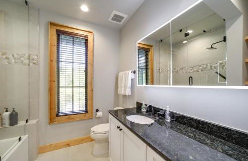 Lakefront Gem with Fire Pit in Chinquapin Resort! - Foto 12