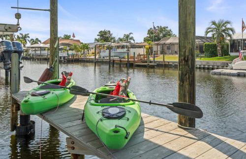 Pirates Den a 4BR Pet-Friendly Waterfront Oasis with Pool, Dock, Personal Water Boats, Fire Pit, Game Room and Bar - Foto 2