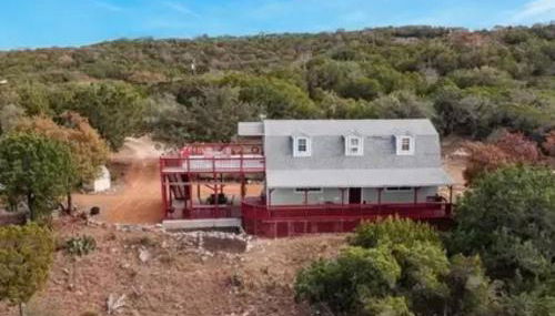 Entire 2br 2ba hilltop view home Sleeps 8 pets 4 acres Jacuzzi Central AC Kingbeds Office Free WiFi Parking Full Kitchen Refrigerator Washer Dryer Furnished Three 3 Large Sunset Dining Patios Grill Stovetop Oven Hiking Wildlife Firepit Quiet very Secluded - Photo 2, Garden