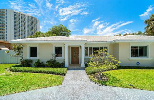 Across from Beach - Renovated Coastal Home, Gourmet Kitchen & Jetted Tub - by Maven Vacation Rentals - Foto 33