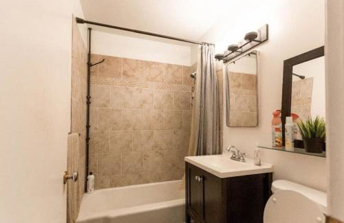 SunHouse 1410sqft BBQ 3xTVs Pets W/D Backyard - Photo 30