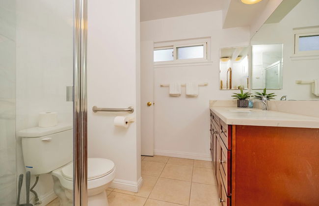 Serene Retreat & Modern Comforts in Rowland Heights - Foto 33