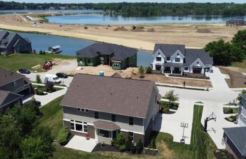 Lakefront view 5 bedroom home with basement - Foto 36