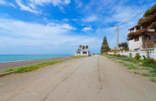 BrisaMar I en segunda línea de playa & priv parking - Photo 28