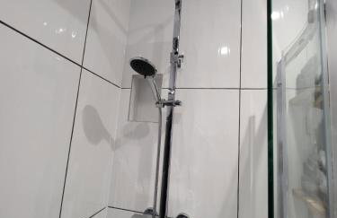 Town Centre Modern 1 Bedroom self-contained Apartment - Photo 17