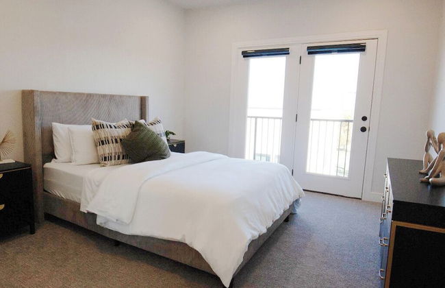 5020 PLace - Luxury Apartment - Photo 2