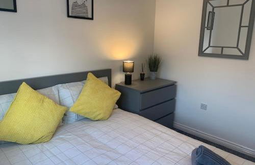 Spacious and central 4-bedroom house with parking - Foto 3