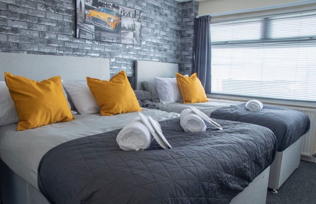 New Cross Mews 4 Bedroom 2 Bathrooms Fast Wifi Parking Sleeps up to 12 - Photo 3