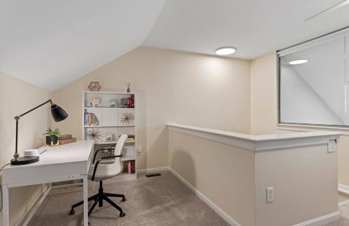 Lakeside Stay Metro, INOVA, Dining & Shops Nearby! - Foto 27