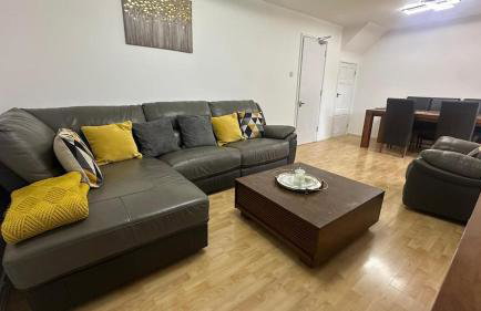 3-Bed Family Home in Furzton, Near Lake & Parking - Photo 13