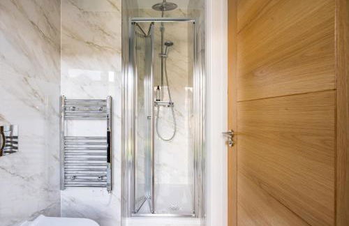 Staines Riverside by Charles Hope - Foto 22