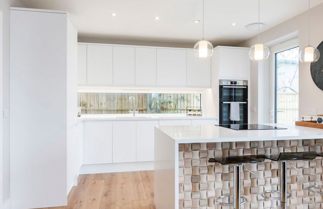 Stylish new Home With Parking - King Beds Garden - Foto 11