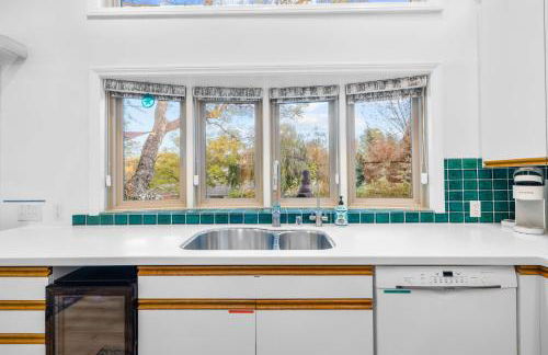 Nature-Inspired Stay with Pool, Fire Pits and More - Foto 38