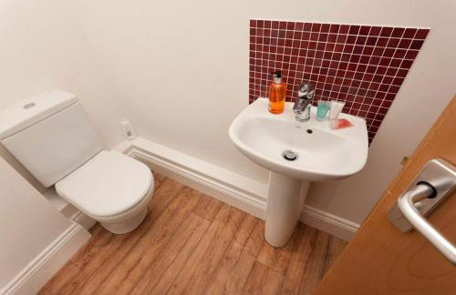 Lace Market Apartments - City Centre - 4 Beds Apartment with 2 Bathrooms and full Kitchen in George Street - close to Victoria Centre Shopping Centre - Parking for Cars & Vans from Five Pounds a Day - Sunday 1pm Check-out - Foto 18